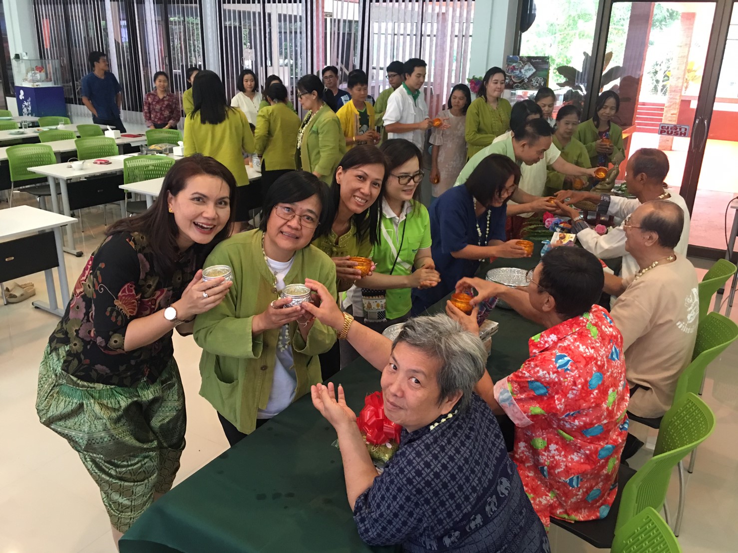 ประเพณีรดน้ำดำหัว