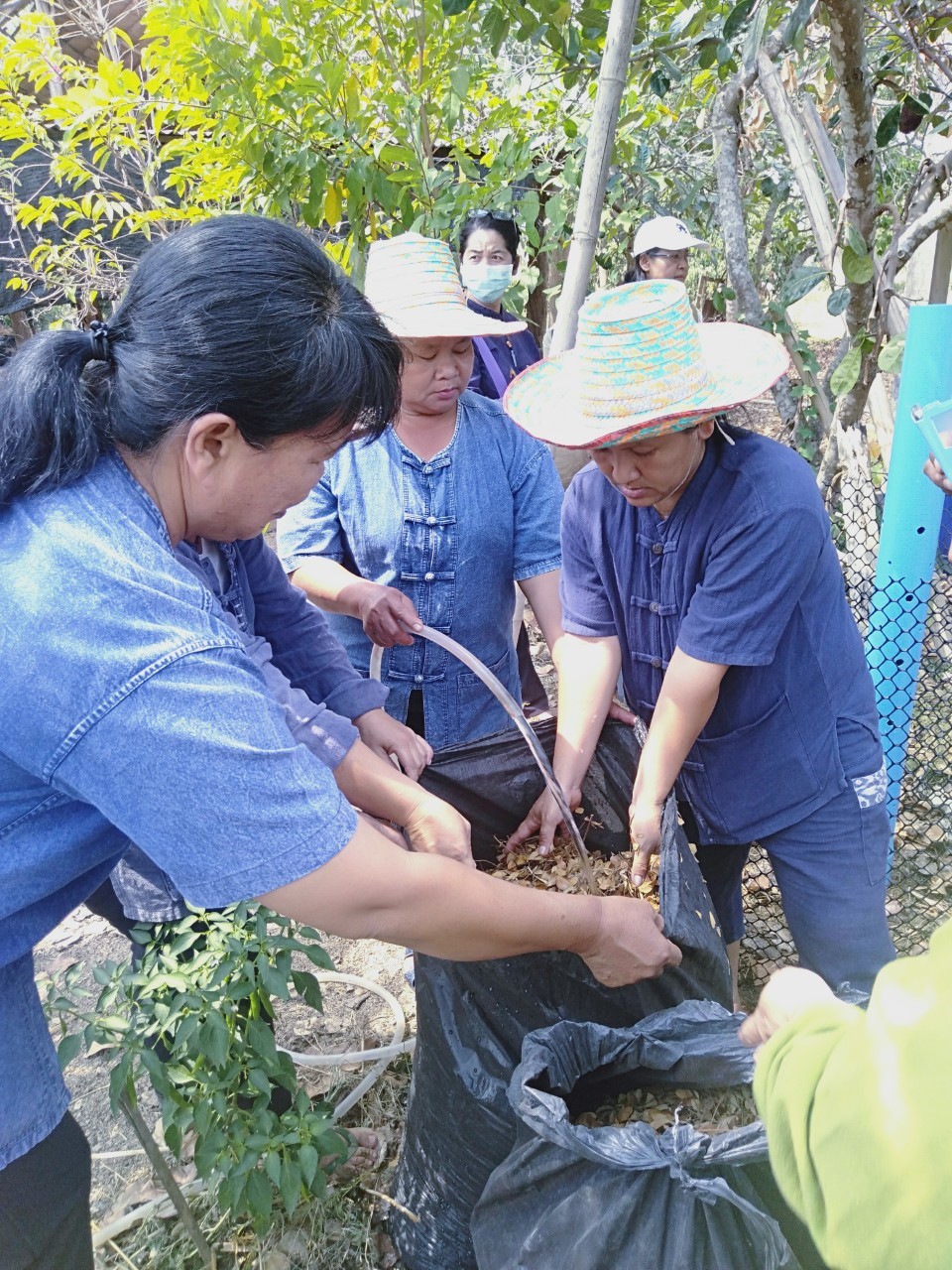 โครงการบูรณาการพันธกิจสัมพันธ์เพื่อแก้ไขปัญหาความยากจนของประชาชนในท้องถิ่น &amp;quot;การทำปุ๋ยหมักใบฉำฉาในวงตาข่ายและการทำน้ำหมักชีวภาพใบฉำฉา&amp;quot; 